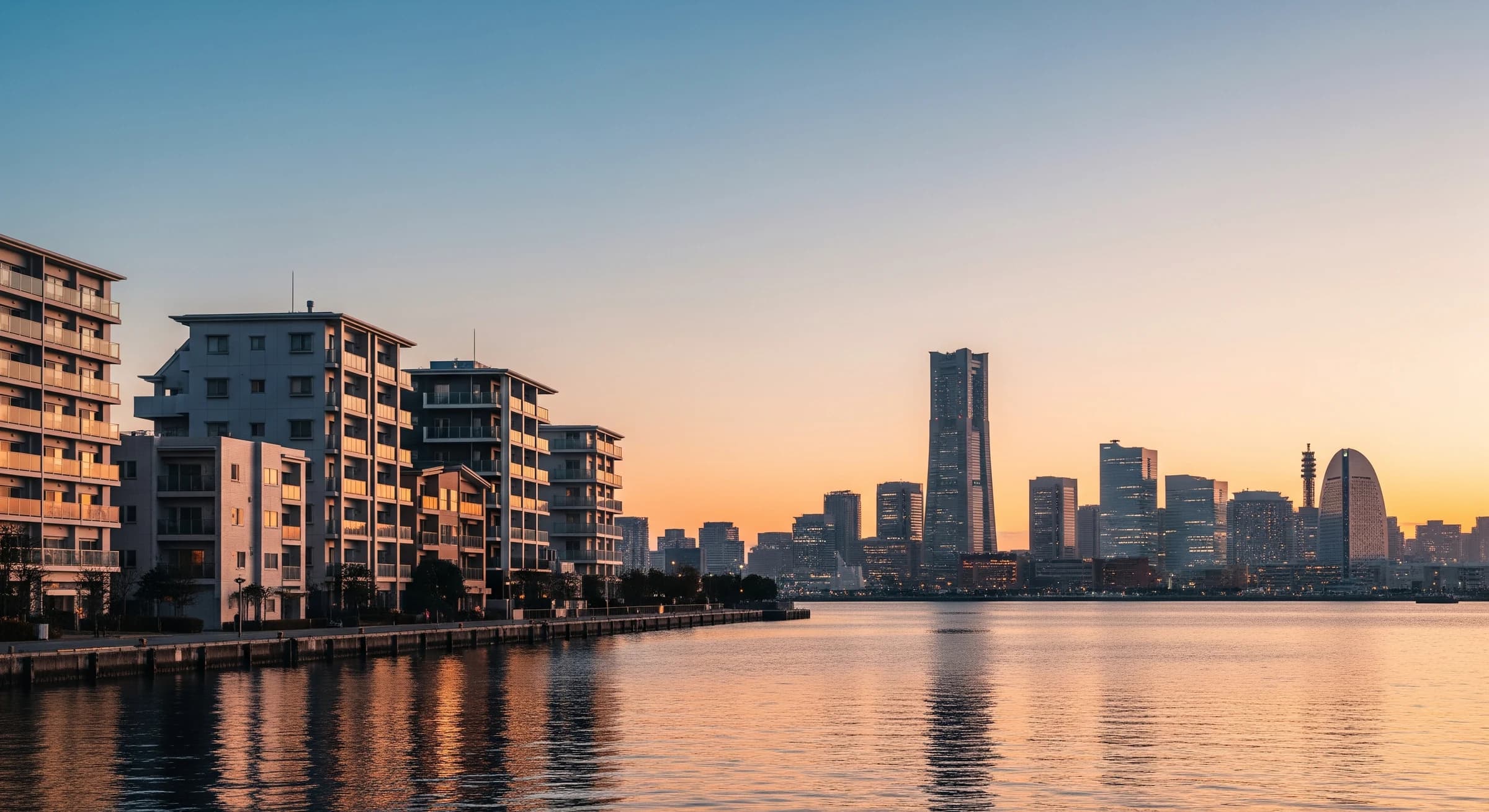 横浜の街並みと夕暮れ